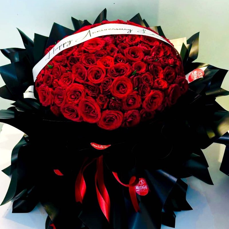 Crimson elegance - A million roses | Gift Uganda